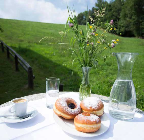 Gedeckter Kaffee-Stehtisch im Grünen