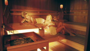Zwei Frauen in einer Sauna